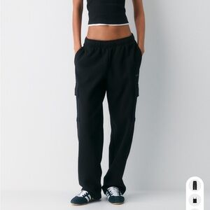 Aritzia Cozy Sweatfleece Mega Cargo Sweatpant in Black - M